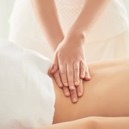 Rückenmassage mit entspannender Berührung auf unterem Rücken für Stressabbau während einer Wellness-Massage im ZAR Friedrichshafen.