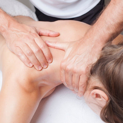 Nackenmassage: Therapeutenhände massieren gezielt Schulter-Nacken-Bereich für Schmerzlinderung während einer Wellness-Massage im ZAR Friedrichshafen.